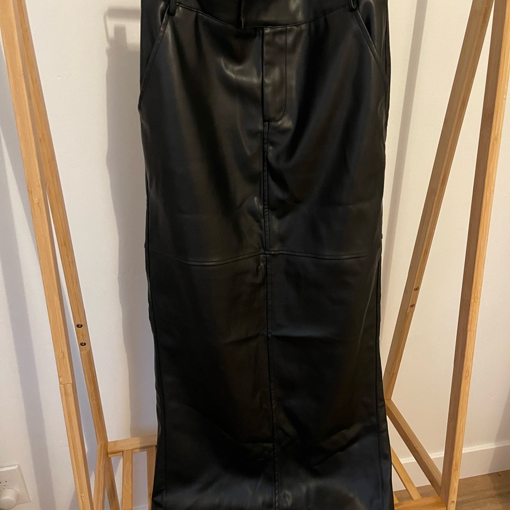 Elegant Black Leather Skirt